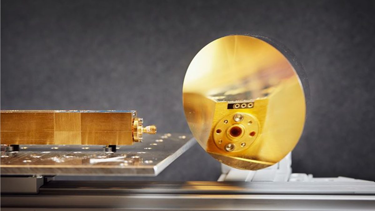 The radar transmitter and receiver can convert lower frequencies into extremely high frequencies of up to 340GHz. The signal is then transmitted through the horn antenna and uses a gold mirror, an off-axis parabola, to redirect the beam towards the fluidized bed, enabling very precise measurements with high resolution in space and time. Photo: Chalmers / Anna-Lena Lundqvist