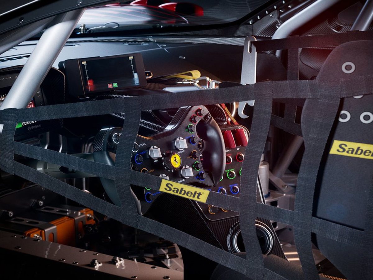 Customized seatbelts made of ultralight materials with innovative ultra-fast adjustments and release systems.