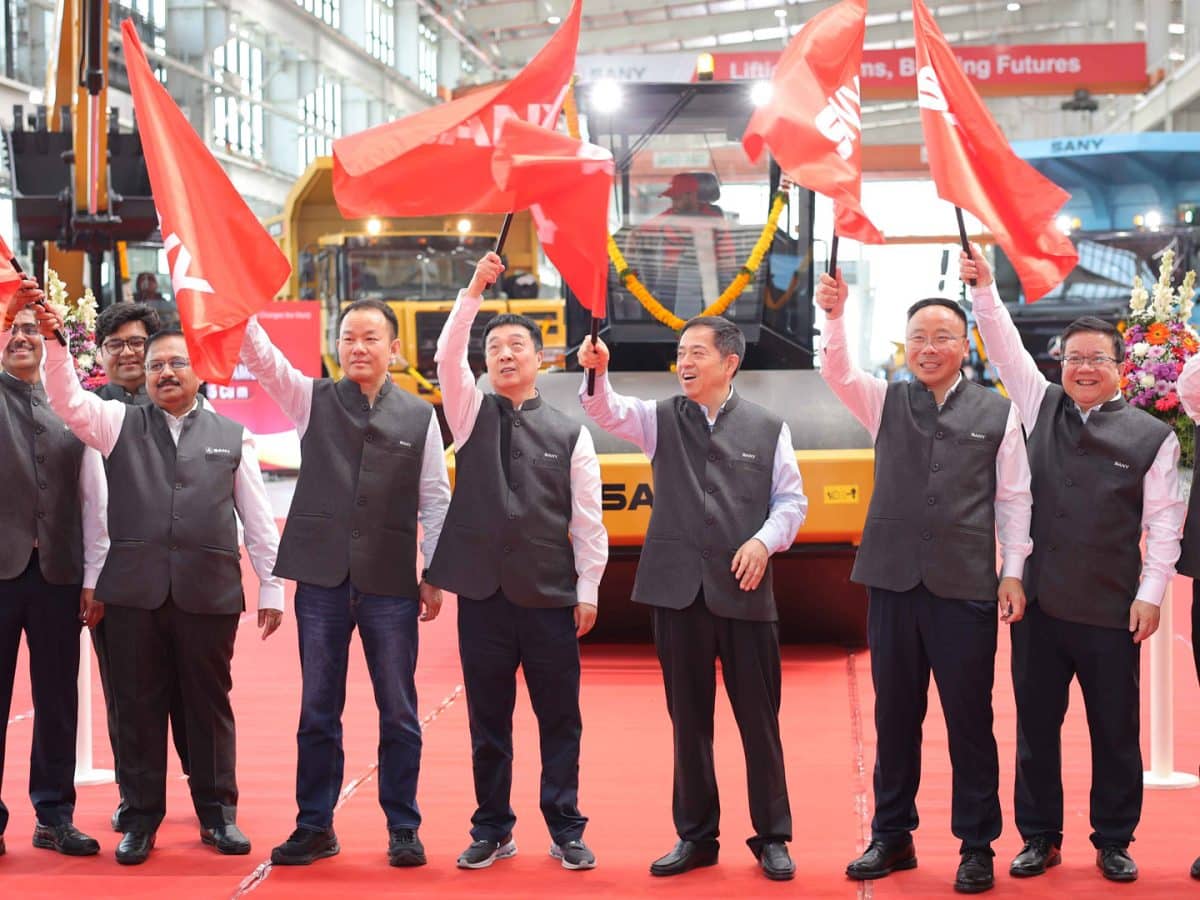 Chairman Xiang Wenbo and SANY India’s senior team mark the factory expansion event