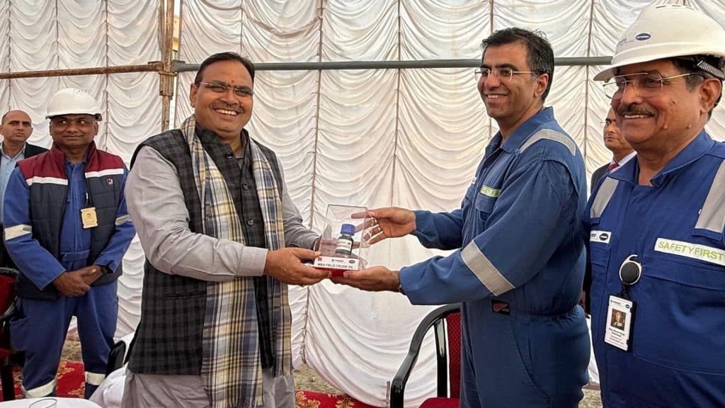 Hon’ble CM Bhajan Lal Sharma was presented a memento for the inauguration of Well Pad 21 byMandeep Narang, Director - Operations, Cairn and Brig. BS Shekhawat, Director - RJ Assets, Cairn