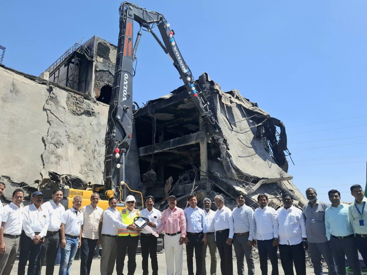 Volvo CE supplies high-reach demolition excavator to United Saw Services