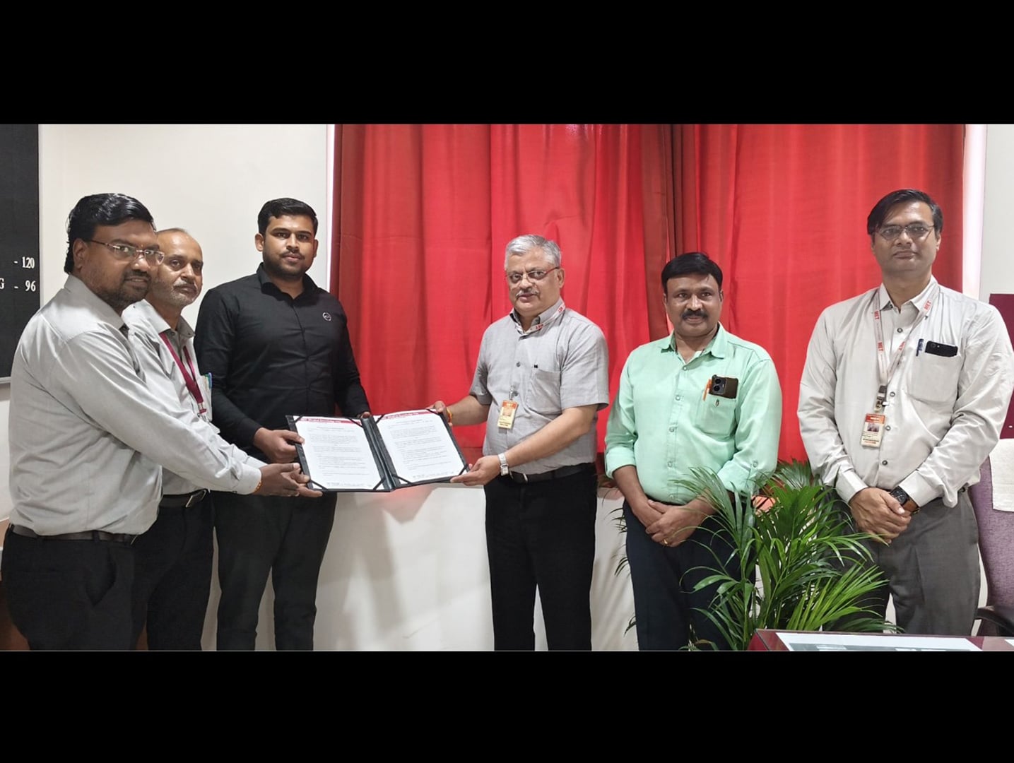 Jitendra New EV Tech signs MoU with MET’s Institute of Engineering