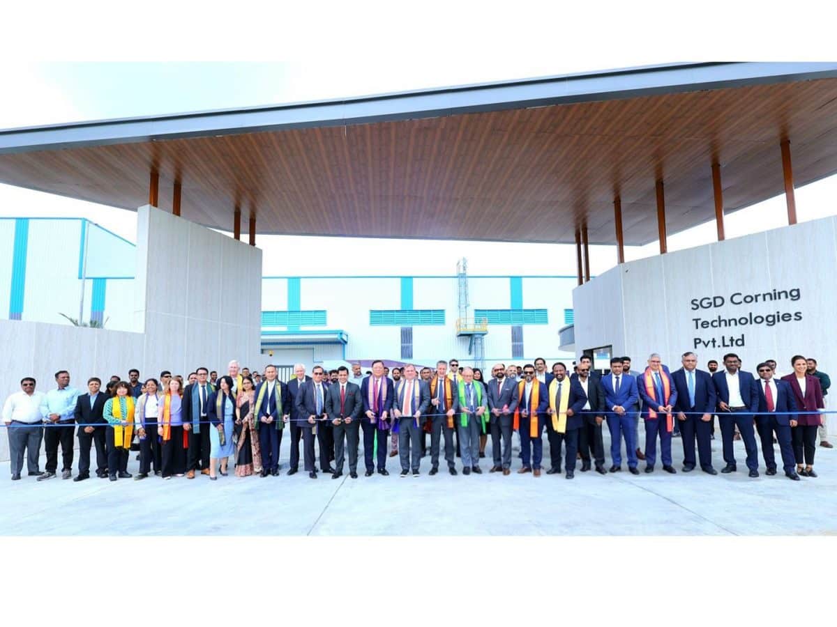 The plant merges Corning’s vial technology and SGD Pharma’s expertise to strengthen supply, quality, and capacity.