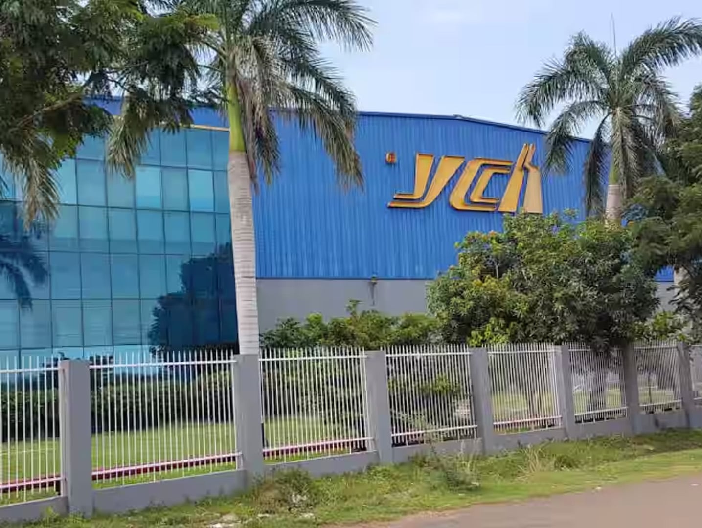 Operating in 40+ cities with vast green warehousing, YCH leads India’s sustainable, tech-driven logistics.